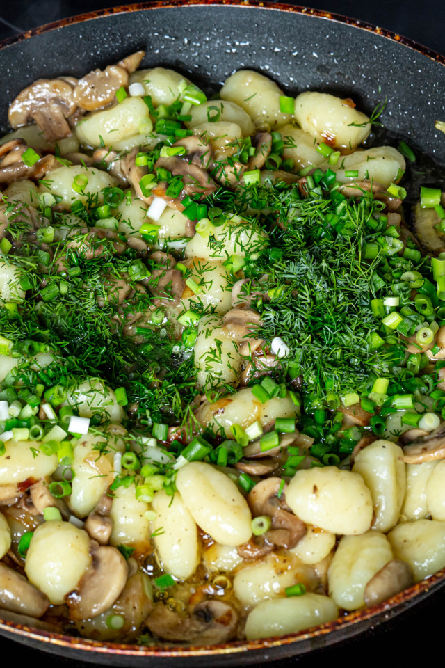 Картофель с шампиньонами и зеленым луков в сковороде