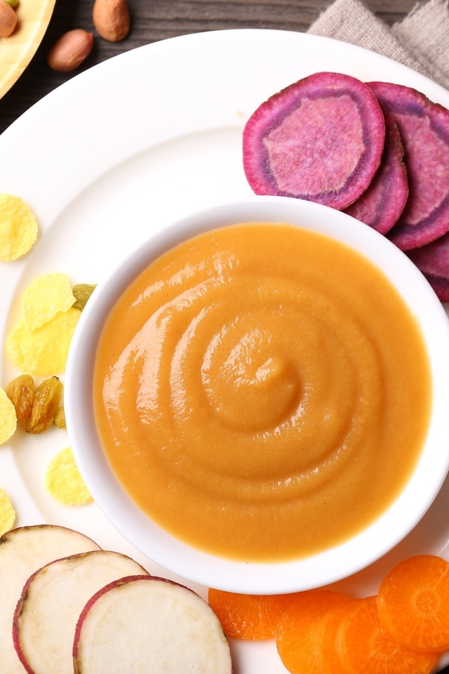 Тыквенное пюре с овощами на столе