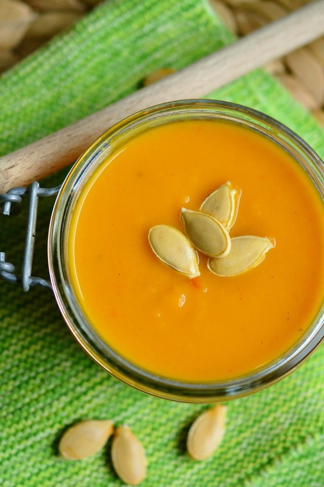Суп из тыквы с деревянной ложкой