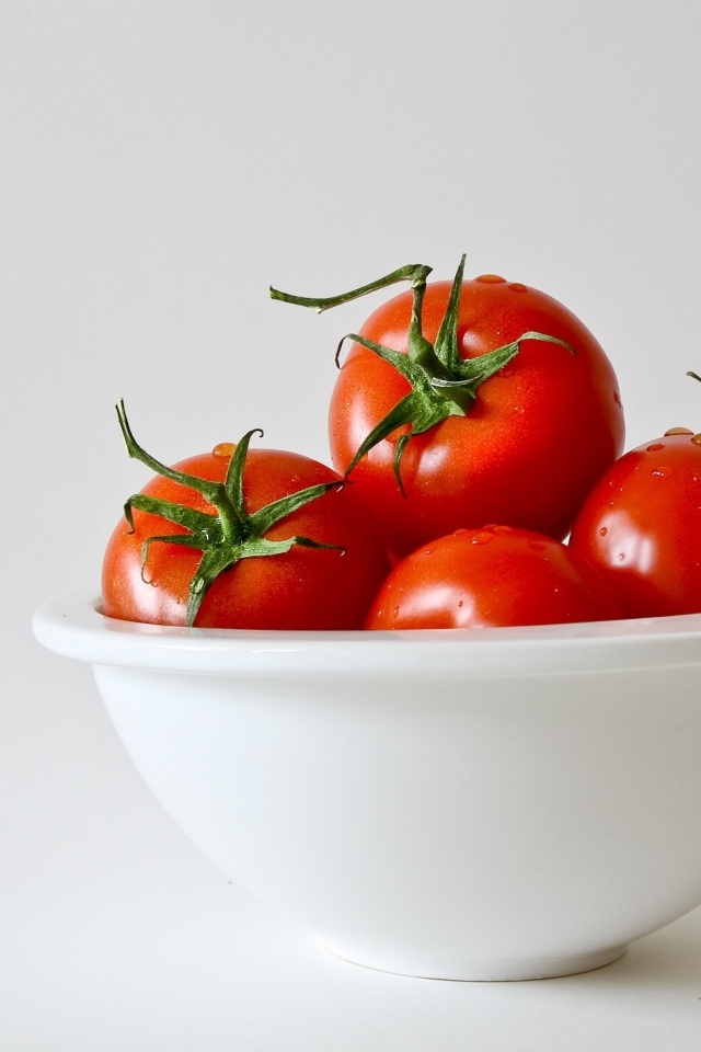 Чистые помидоры в белой миске