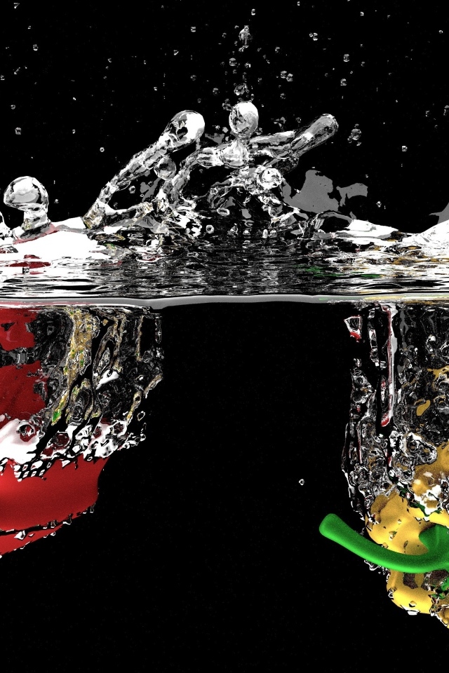 Красный и желтый перец в воде на черном фоне