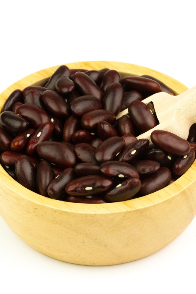 Красная фасоль на белом фоне