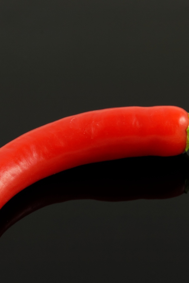 Красный жгучий перец на черном фоне