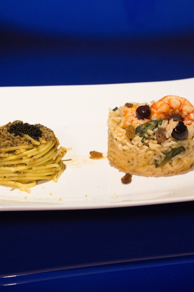 Рис и спагетти на большой белой тарелке