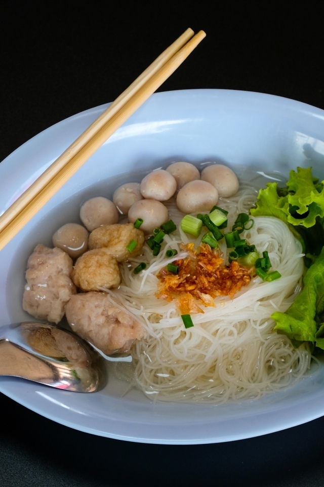 Рисовая лапша с овощами в тарелке 