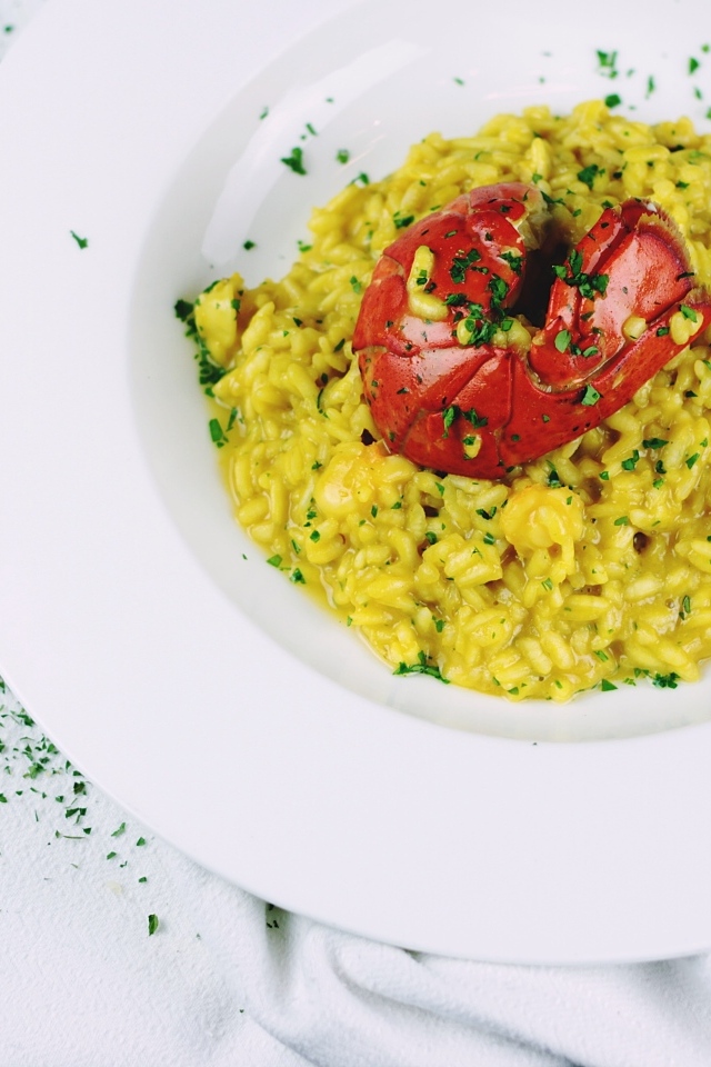 Рис с креветкой на столе с лимоном