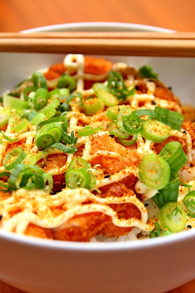 Рис с овощами в тарелке с палочками