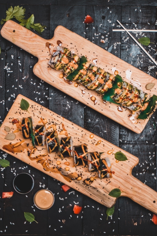 Роллы на деревянной доске на столе