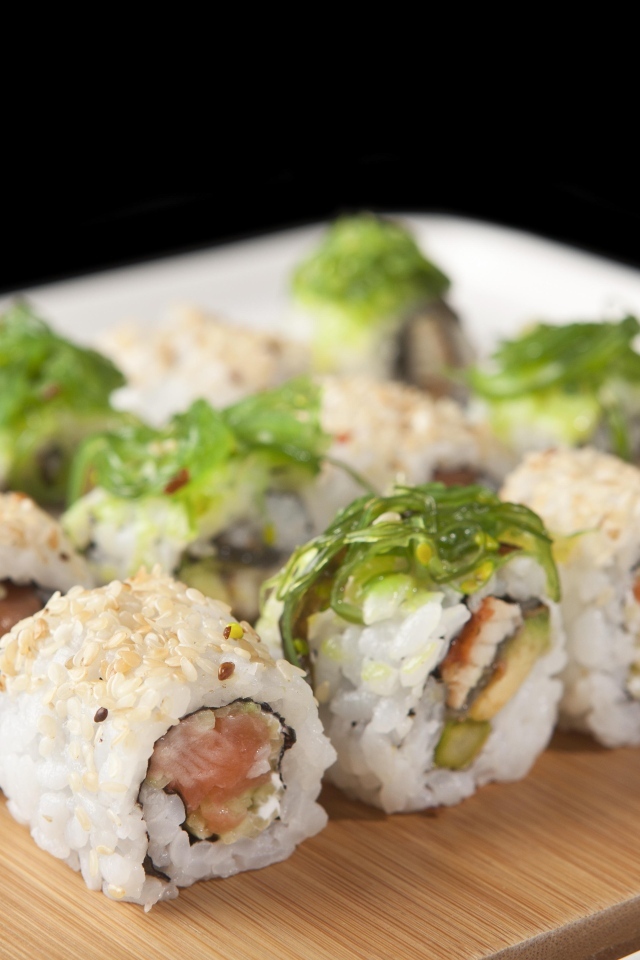 Роллы с рыбой на деревянной доске