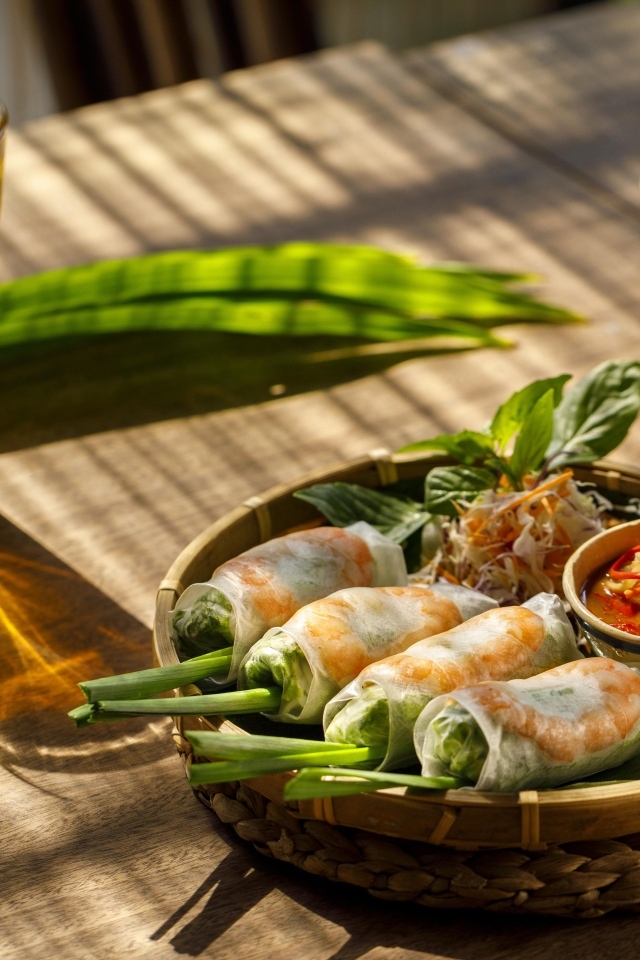 Роллы с зеленью на столе с чаем