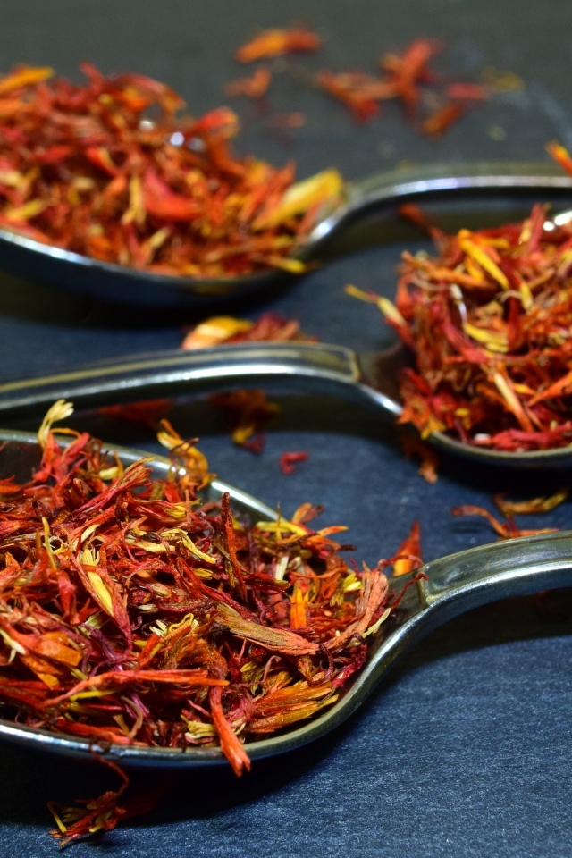 Приправа шафран на ложке
