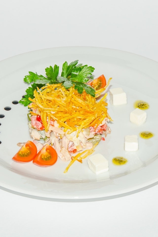 Салат на большой белой тарелке