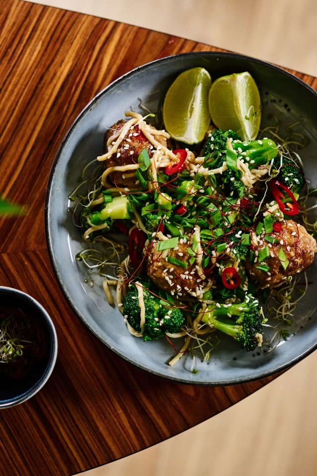 Салат на тарелке с кусочками лайма