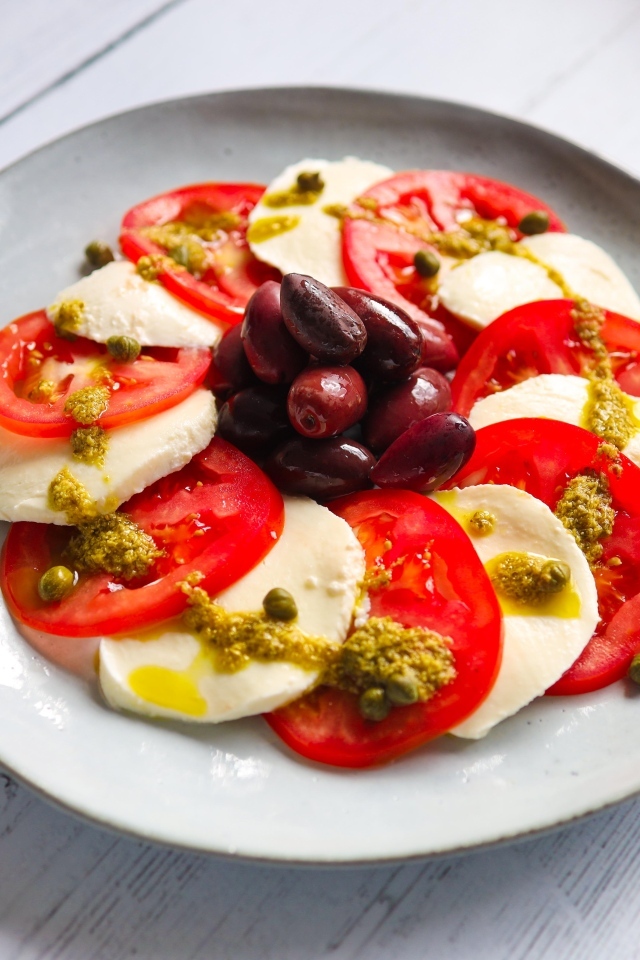 Салат с сыром моцарелла, помидорами и маслинами