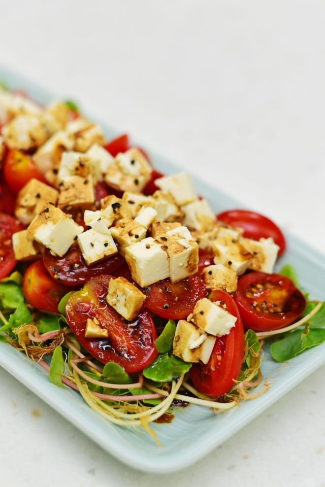 Салат с помидорами и жареным сыром