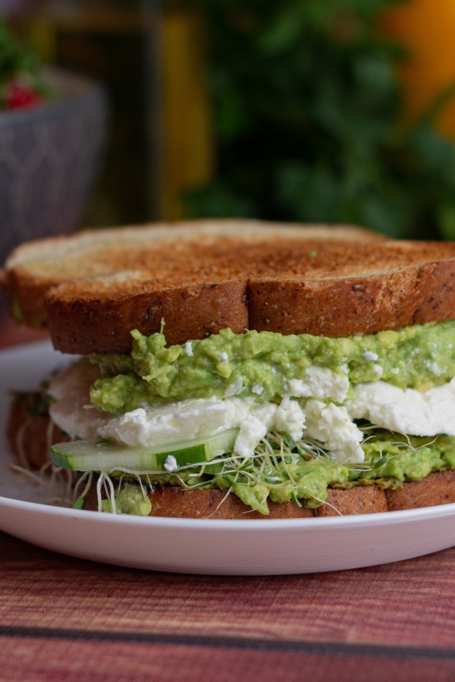 Бутерброд с соусом песто и сыром