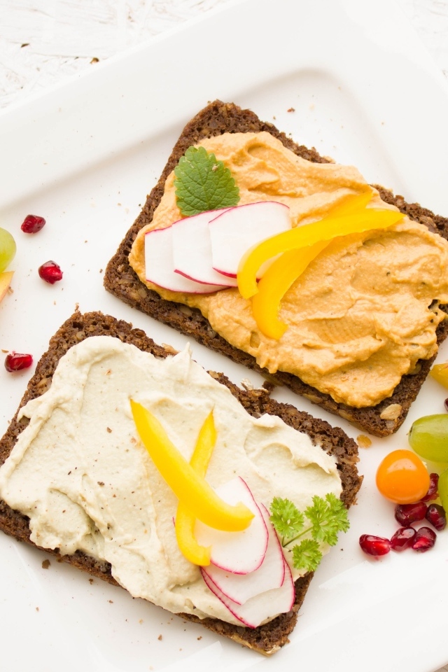 Бутерброды с паштетом на тарелке