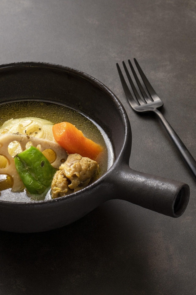 Суп саппоро с овощами на столе