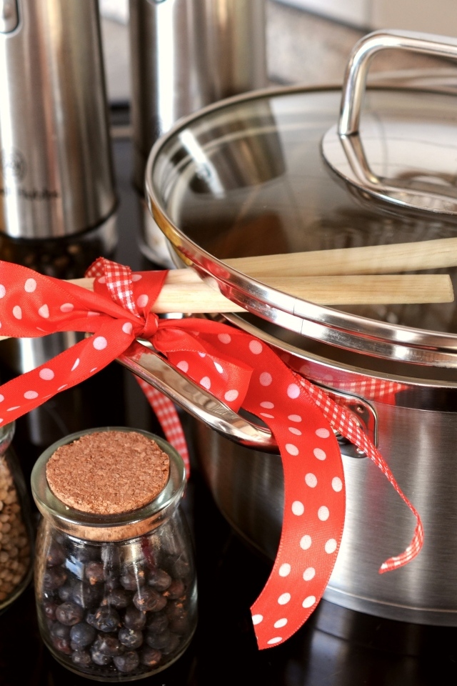 Кастрюля на столе с ложками, специями и лапшой