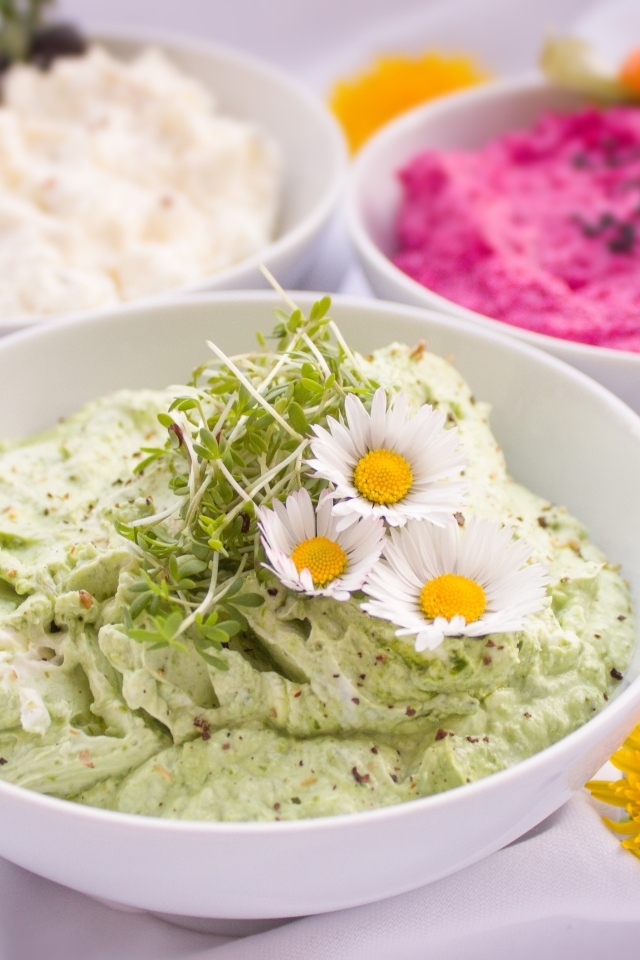 Соусы в белых тарелках на столе