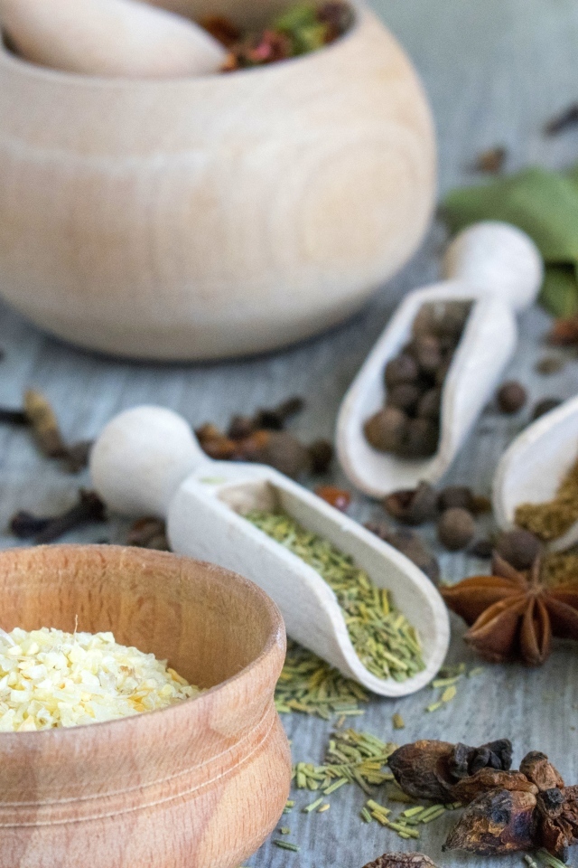 Семена и специи на столе