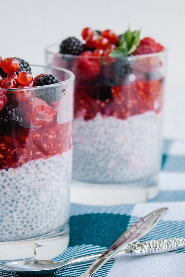 Коктейли с семенами чиа и ягодами