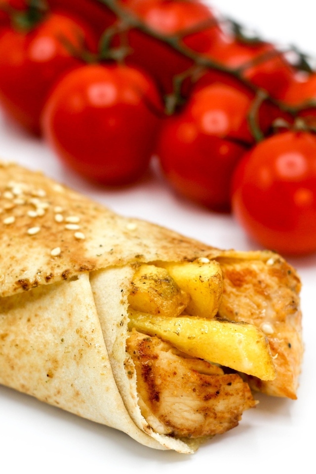 Шаурма с помидорами на столе