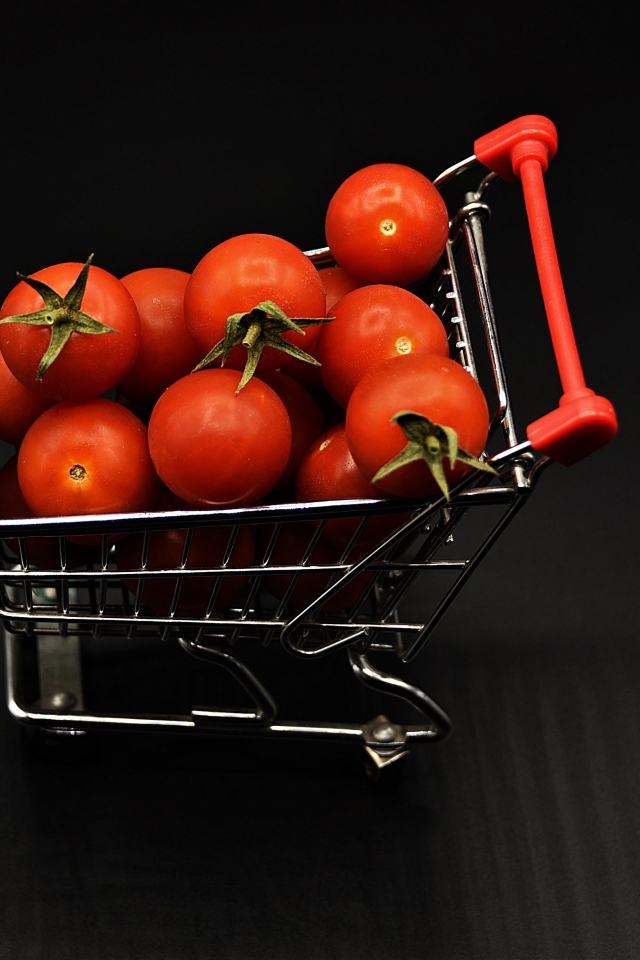 Маленькая тележка с красными помидорами