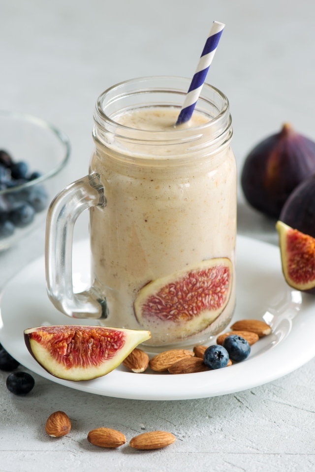 Смузи на столе и инжиром и ягодами черники