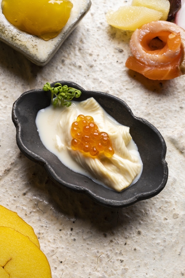 Закуски на столе с соусом