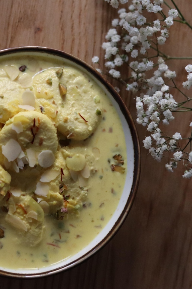 Суп с сыром в миске на столе с цветами