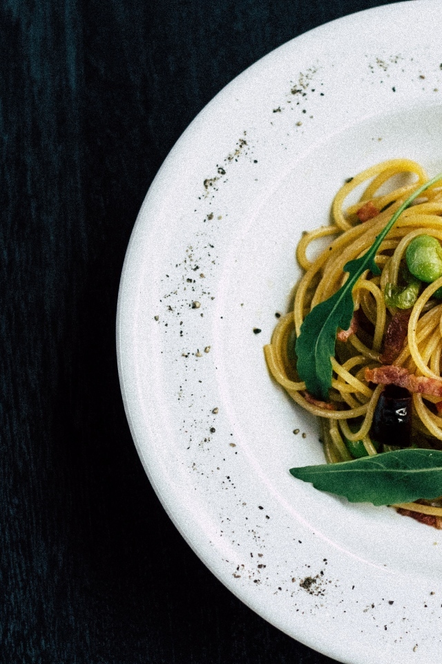 Спагетти с курицей в большой белой тарелке