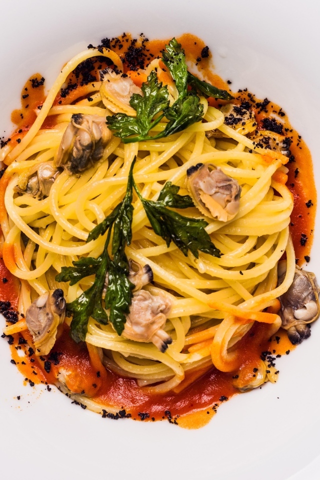 Спагетти с мясом в белой тарелке