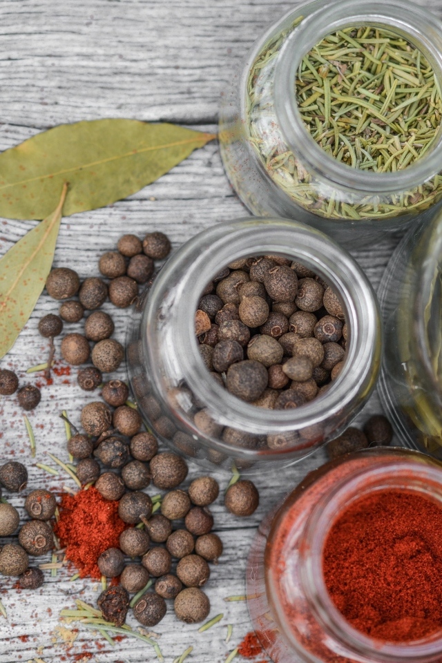 Специи в банках на сером столе