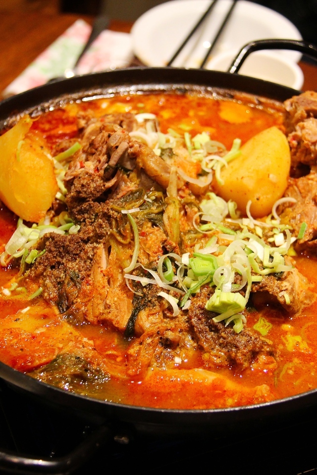 Острый красный суп с мясом