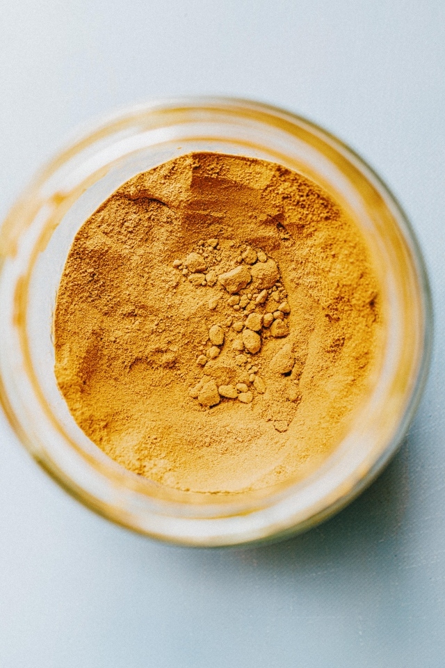 Пряная приправа куркума на сером фоне