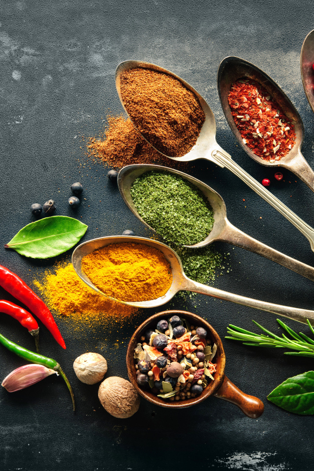 Ложки с ароматными специями на столе