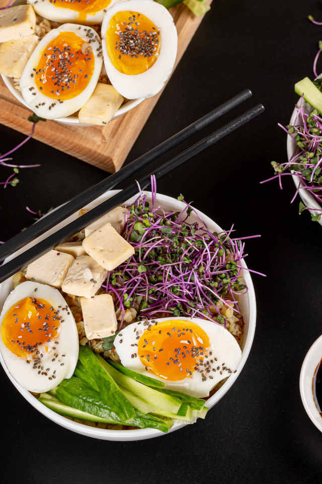 Проросшая пшеница с яйцами на столе