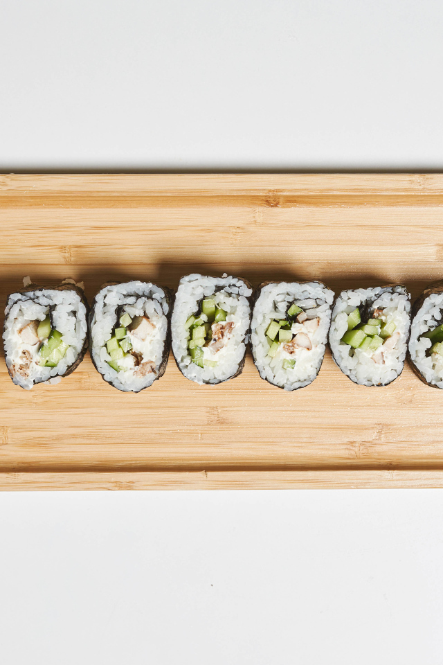 Суши на деревянной доске с  красной икрой