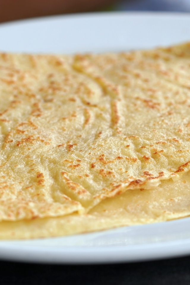 Тонкие свежие блинчики на тарелке