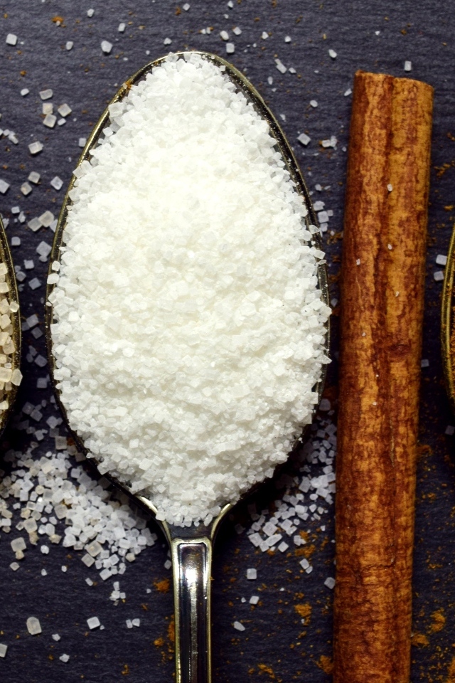 Три ложки со специями на столе 