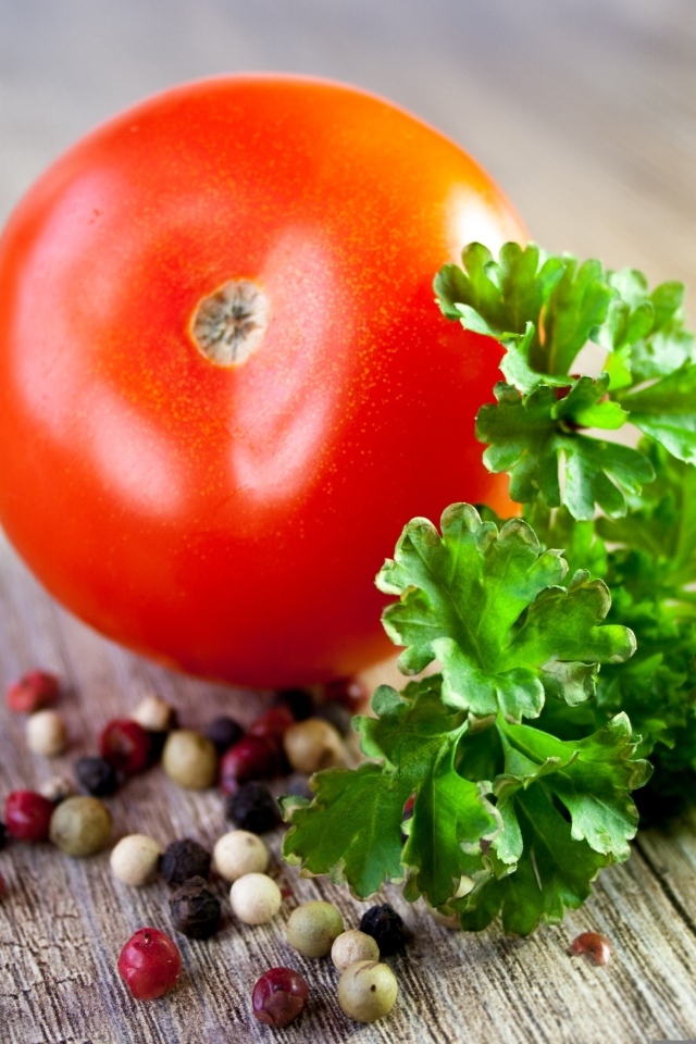Помидор с петрушкой и перцем горошком