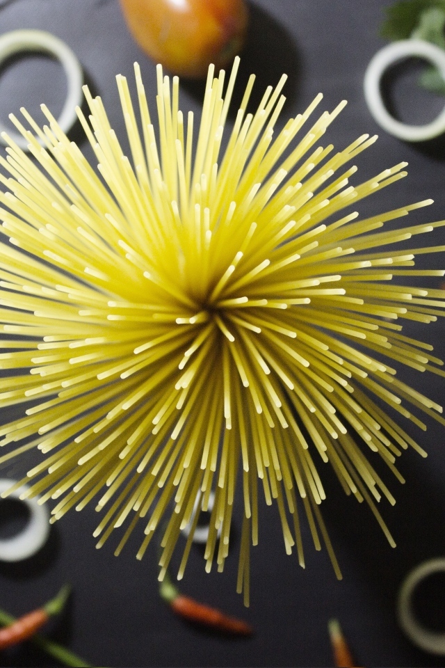 Вид сверху на спагетти и овощи