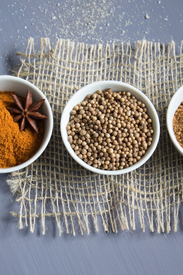 Куркума, корица и тмин на столе