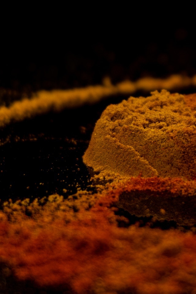 Куркума на черном столе