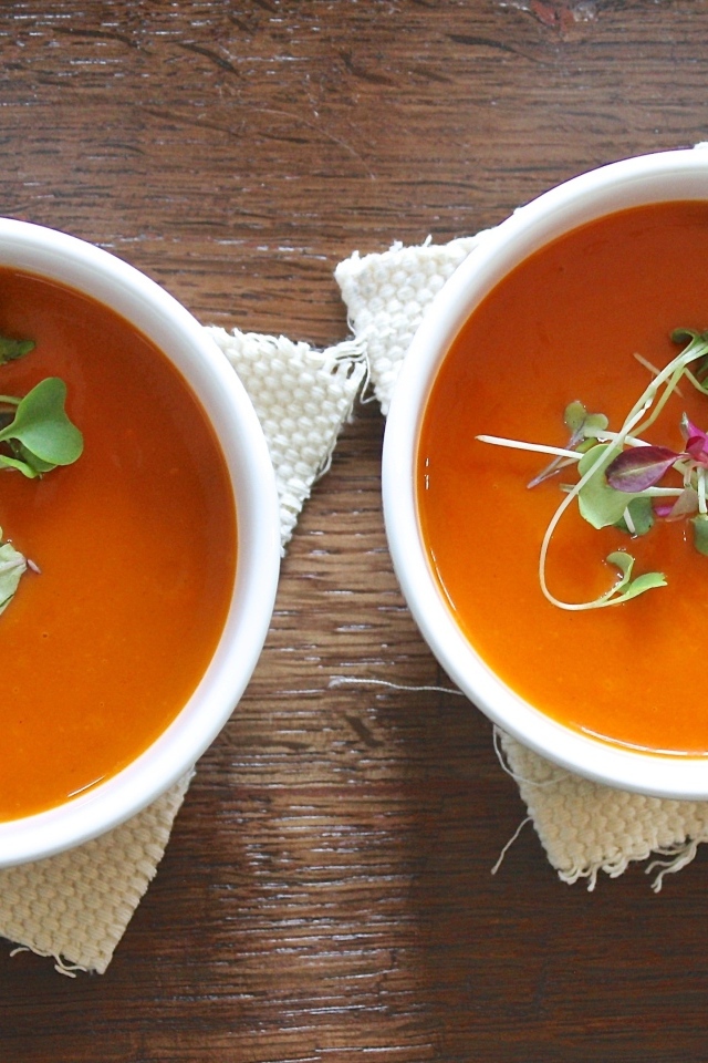 Две тарелки острого супа на столе 