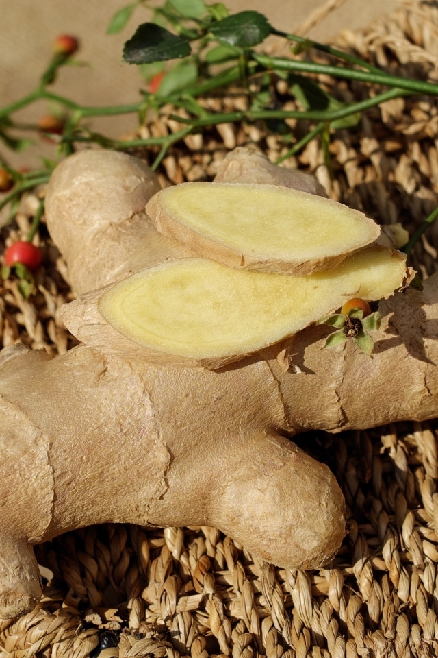 Полезный корень имбиря на столе