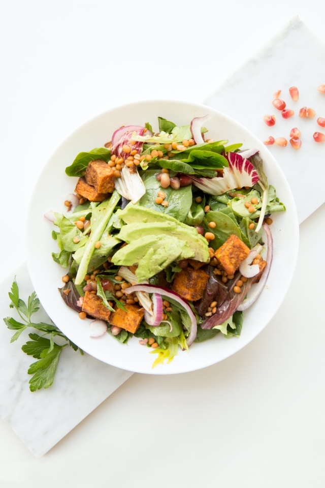 Овощной салат в тарелке на белом столе