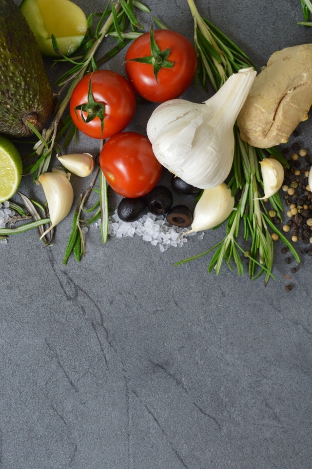 Овощи, зелень и специи на сером столе