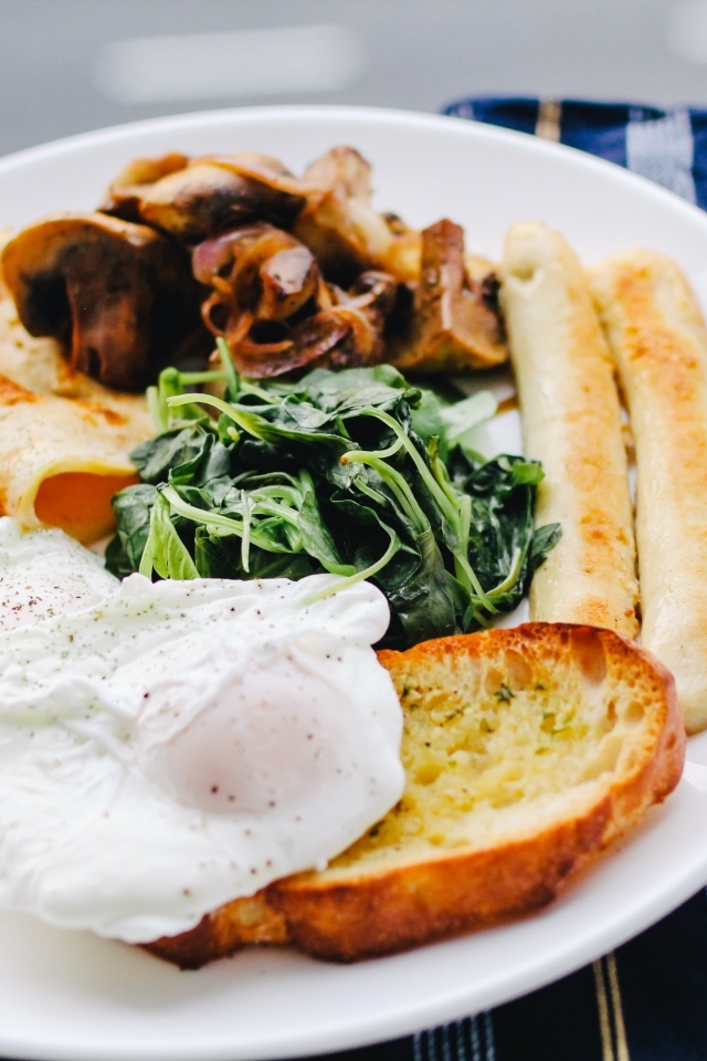 Овощи на тарелке с сосисками